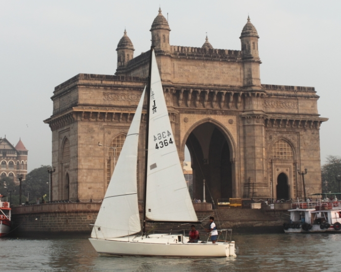 Celebration Sails: A Personalized Yacht Experience for 4